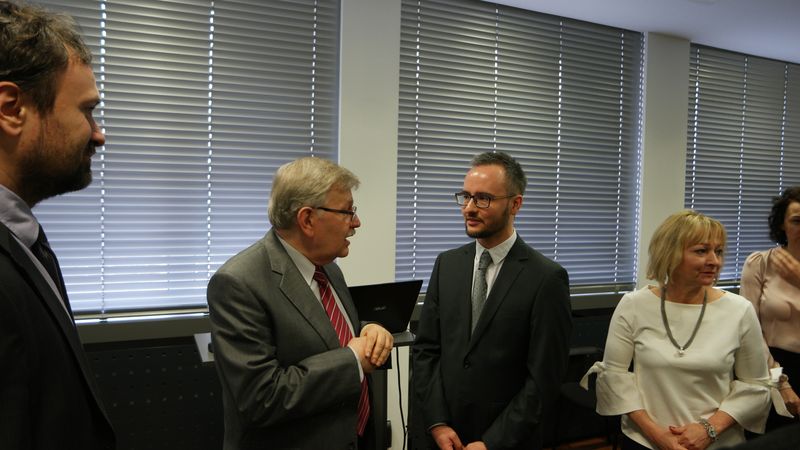 Obrona Konrada Połysa - recenzent pracy, dr hab. inż. Leszek Borzemski oraz zaproszeni gości Obrona Konrada Połysa - recenzent pracy, dr hab. inż. Leszek Borzemski oraz zaproszeni gości